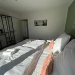 Apartmenthaus, Glueck Fuer Familien,firmen,gruppen,monteure,3 Schlafzimmer Bis 6 Personen,luxurioese Einzelbetten,hotel-tv, Wlan, Bettwaesche,handtuecher Inklusive, Nahe Ulm, Legoland,bwk,uni,ruhige Lage,autobahnnah,garten *