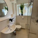 Apartmenthaus, Glueck Fuer Familien,firmen,gruppen,monteure,3 Schlafzimmer Bis 6 Personen,luxurioese Einzelbetten,hotel-tv, Wlan, Bettwaesche,handtuecher Inklusive, Nahe Ulm, Legoland,bwk,uni,ruhige Lage,autobahnnah,garten Apartman