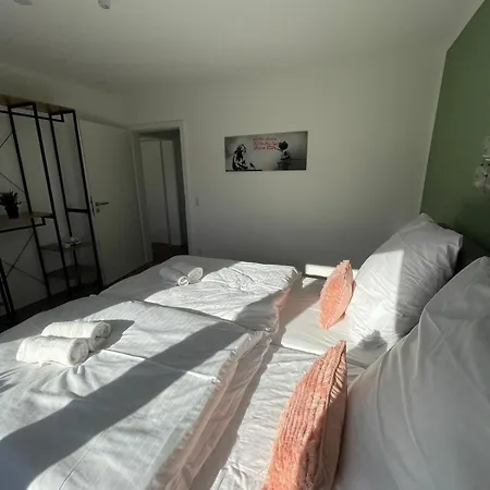 In Ruhiger Lage, 3 Schlafzimmer, Einzelbetten Bis Zu 6 Personen, Nahe Ulm *