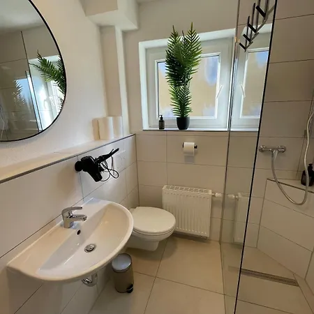 Apartmenthaus, Glueck Fuer Familien,firmen,gruppen,monteure,3 Schlafzimmer Bis 6 Personen,luxurioese Einzelbetten,hotel-tv, Wlan, Bettwaesche,handtuecher Inklusive, Nahe Ulm, Legoland,bwk,uni,ruhige Lage,autobahnnah,garten Daire