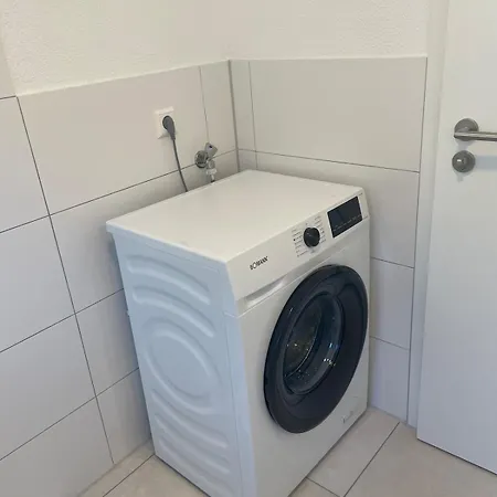 Daire Apartmenthaus, Glueck Fuer Familien,firmen,gruppen,monteure,3 Schlafzimmer Bis 6 Personen,luxurioese Einzelbetten,hotel-tv, Wlan, Bettwaesche,handtuecher Inklusive, Nahe Ulm, Legoland,bwk,uni,ruhige Lage,autobahnnah,garten *